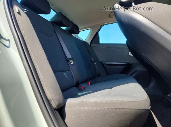 3KPFT4DE7SE026703 2025 KIA K4 Gray Widok tylnych siedzeń