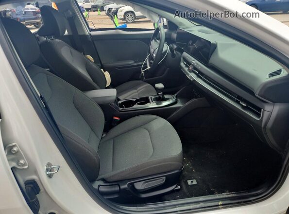3KPFT4DE7SE092068 2025 KIA K4 Gray Front interior view