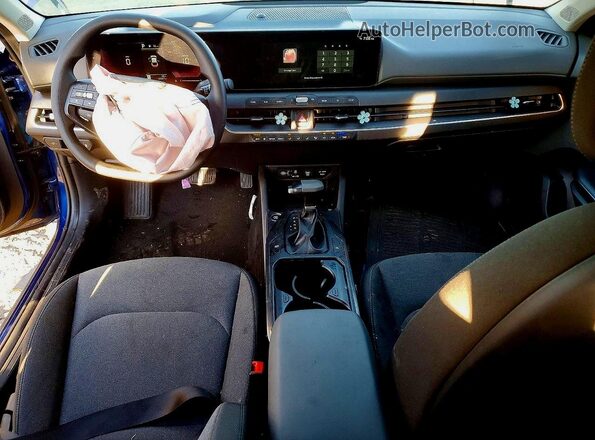 3KPFT4DE7SE110522 2025 KIA K4 Blue Dashboard view