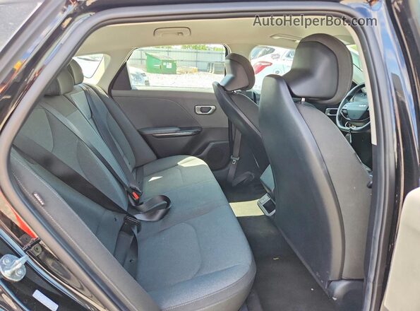 3KPFT4DE8SE032347 2025 KIA K4 Black Vista de los asientos traseros