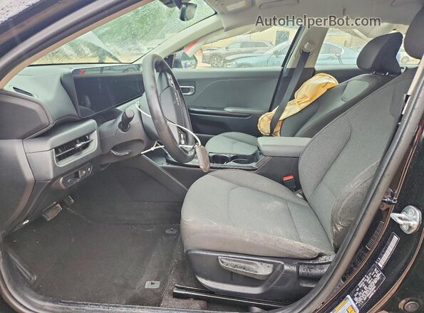 3KPFT4DE8SE038004 2025 KIA K4 Black Սալոնի դիմացի տեսք