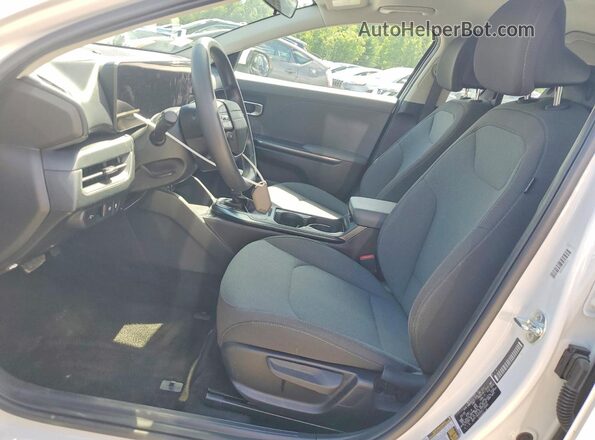 3KPFT4DE8SE119682 2025 KIA K4 White Front interior view