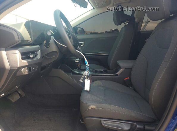 3KPFT4DE8SE180319 2025 KIA K4 Blue წინა სალონის ხედი