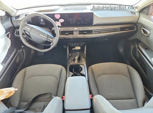 3KPFT4DE9SE037962 2025 KIA K4 White Առջևի վահանակի տեսք