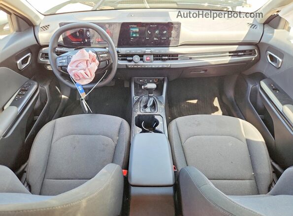 3KPFT4DE9SE048914 2025 KIA K4 Gray Առջևի վահանակի տեսք