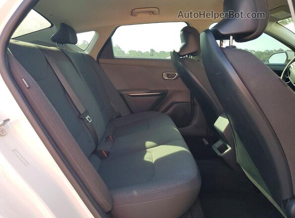 3KPFT4DE9SE063476 2025 KIA K4 White Вид задніх сидінь