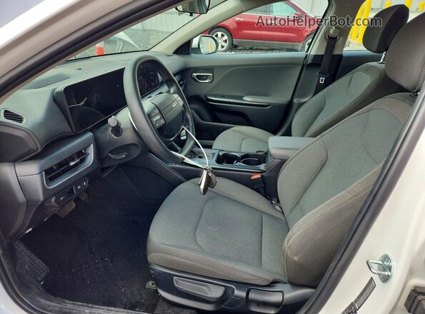 3KPFT4DE9SE147247 2025 KIA K4 White Вид салону спереду
