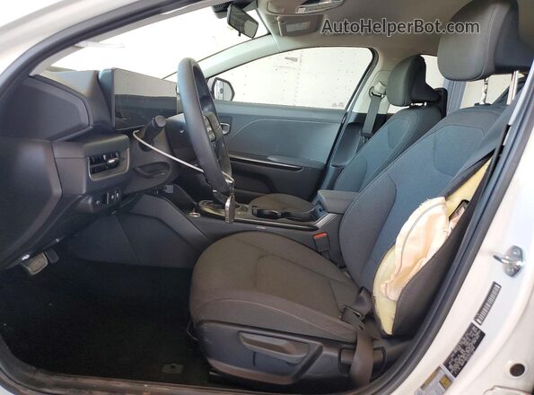 3KPFT4DEXSE110806 2025 KIA K4 White Vista interior delantera