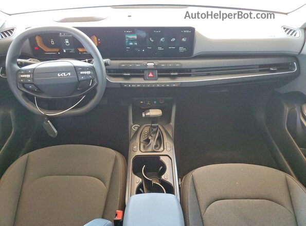 3KPFT4DEXSE110806 2025 KIA K4 White Vista del salpicadero