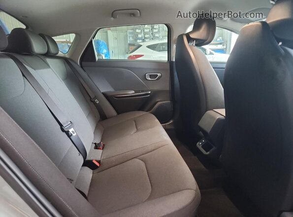 3KPFT4DEXSE120204 2025 KIA K4 Silver Vista de los asientos traseros