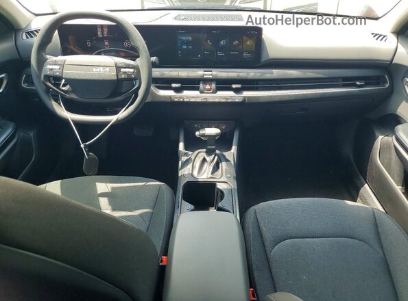 3KPFT4DEXSE142414 2025 KIA K4 White Առջևի վահանակի տեսք