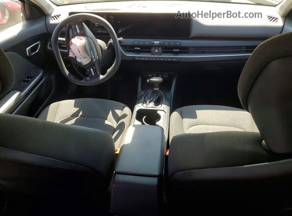 3KPFT4DEXSE197932 2025 KIA K4 Red Vista del salpicadero