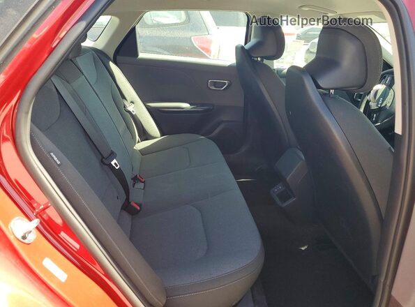 3KPFT4DEXSE197932 2025 KIA K4 Red Vista de los asientos traseros