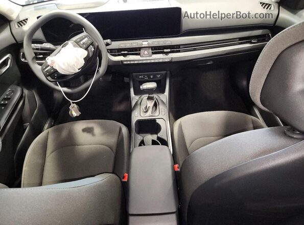 3KPFT4DEXTE339701 2026 KIA K4 Gray Առջևի վահանակի տեսք