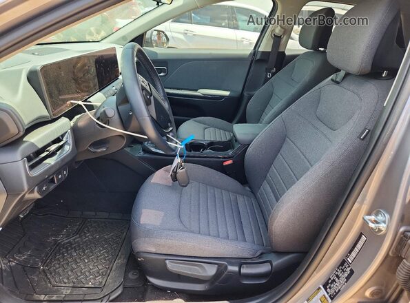 3KPFU4DE0SE166704 2025 KIA K4 Silver Vista interior delantera