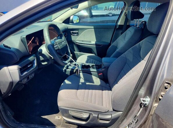 3KPFU4DE1SE075781 2025 KIA K4 Gray Widok wnętrza z przodu