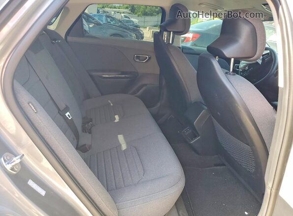 3KPFU4DE2SE021826 2025 KIA K4 Gray Vista de los asientos traseros