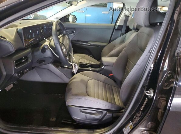 3KPFU4DE2SE028159 2025 KIA K4 Black Vista interior delantera