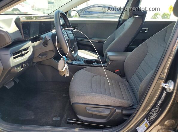 3KPFU4DE2SE030008 2025 KIA K4 Gray წინა სალონის ხედი