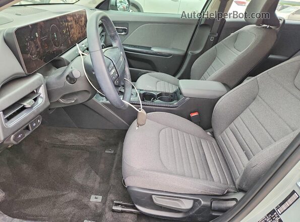 3KPFU4DE2SE129850 2025 KIA K4 Зеленый Вид салона спереди