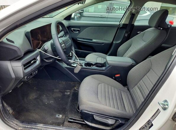 3KPFU4DE3SE054267 2025 KIA K4 White Front interior view