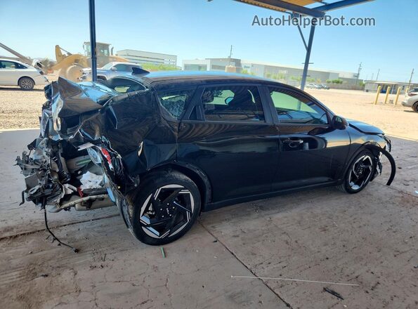 3KPFU4DE4SE016398 2025 KIA K4 Black Trasero derecho