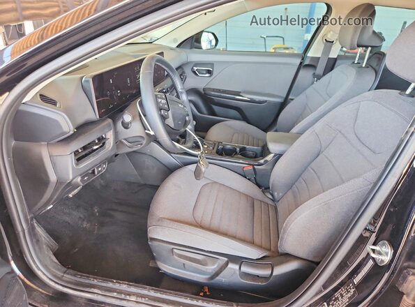 3KPFU4DE4SE016398 2025 KIA K4 Black Vista interior delantera