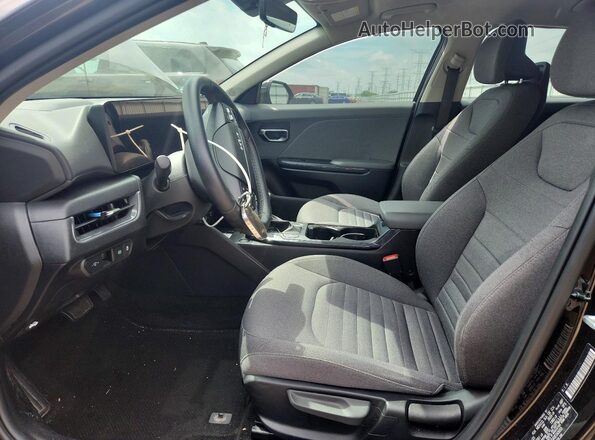 3KPFU4DE4SE143653 2025 KIA K4 Black წინა სალონის ხედი