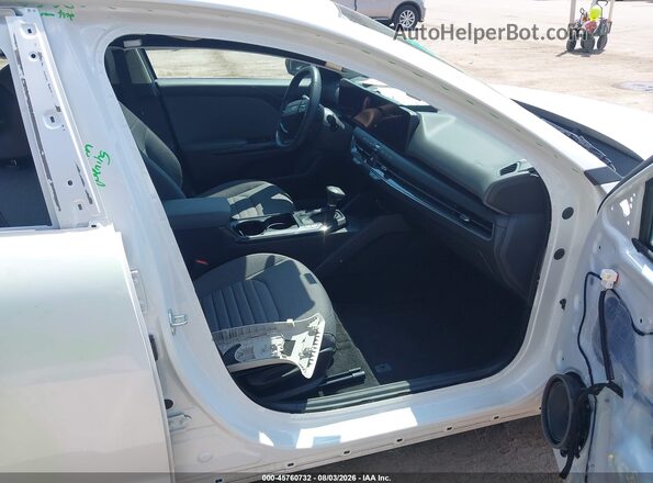 3KPFU4DE5SE014563 2025 KIA K4 White Front interior view