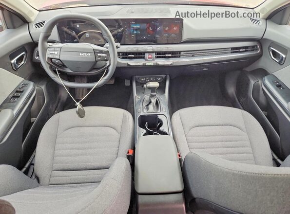3KPFU4DE5SE110984 2025 KIA K4 Red Vista del salpicadero