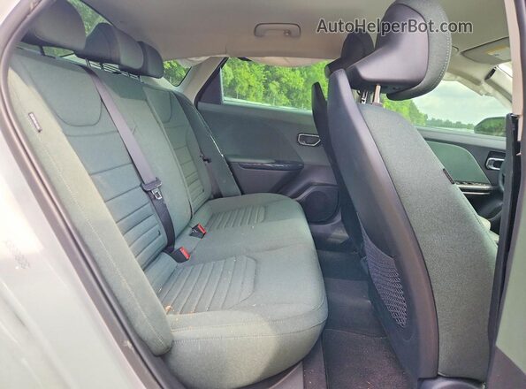 3KPFU4DE5SE201642 2025 KIA K4 White უკანა სავარძლების ხედი