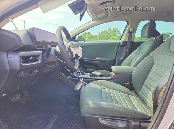 3KPFU4DE5SE201642 2025 KIA K4 White წინა სალონის ხედი