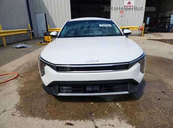 3KPFU4DE7SE009090 2025 KIA K4 Белый Вид спереди