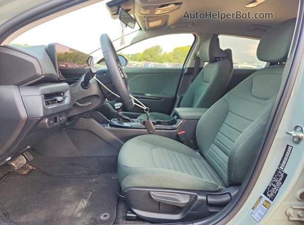 3KPFU4DE7SE137586 2025 KIA K4 Green Front interior view