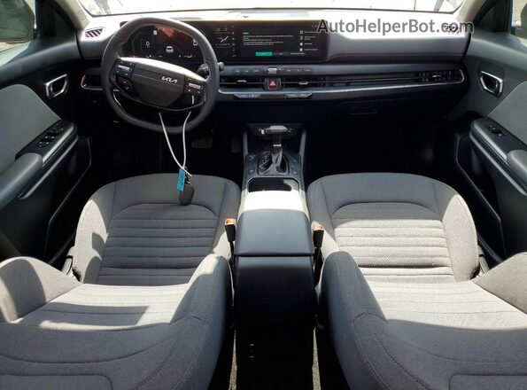 3KPFU4DE8SE031633 2025 KIA K4 Black Vista del salpicadero