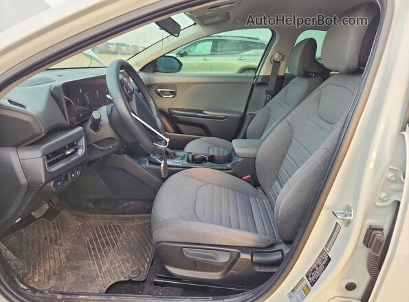 3KPFU4DEXSE014574 2025 KIA K4 White Вид салону спереду