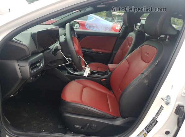 3KPFW4DC2SE164915 2025 KIA K4 White Vista interior delantera