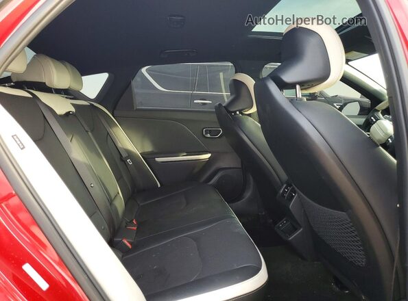 3KPFW4DC6SE234948 2025 KIA K4 Red Vista de los asientos traseros
