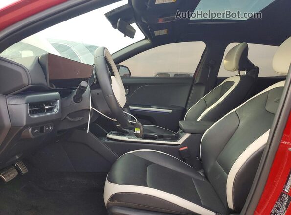 3KPFW4DC6SE234948 2025 KIA K4 Red Vista interior delantera