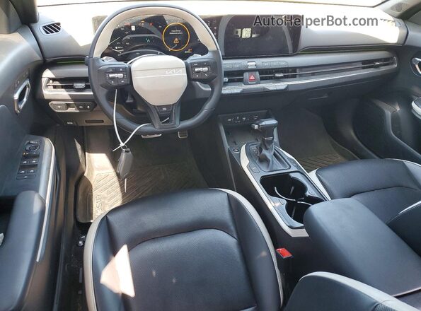 3KPFW4DCXSE090868 2025 KIA K4 Gray Առջևի վահանակի տեսք
