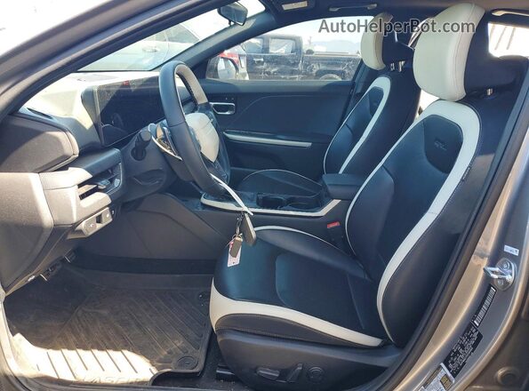 3KPFW4DCXSE090868 2025 KIA K4 Gray Սալոնի դիմացի տեսք