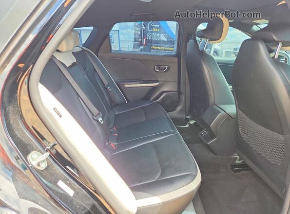 3KPFW4DE2SE055646 2025 KIA K4 Black Vista de los asientos traseros