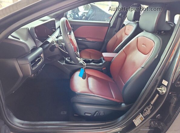 3KPFW4DE2SE073032 2025 KIA K4 Gray Front interior view