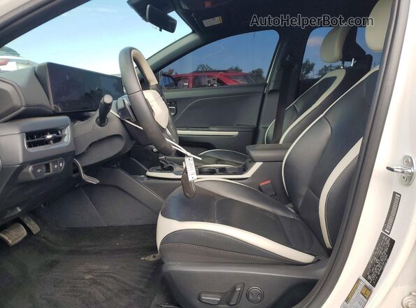 3KPFW4DE3SE124263 2025 KIA K4 White Front interior view