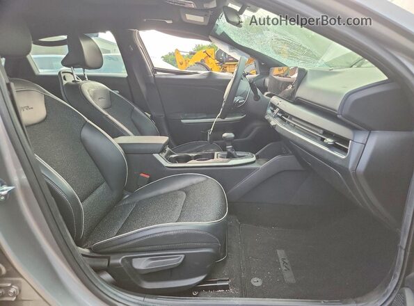 3KPFW4DE7SE038874 2025 KIA K4 Gray Vista interior delantera