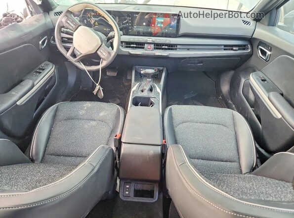 3KPFW4DE7SE038874 2025 KIA K4 Gray Vista del salpicadero