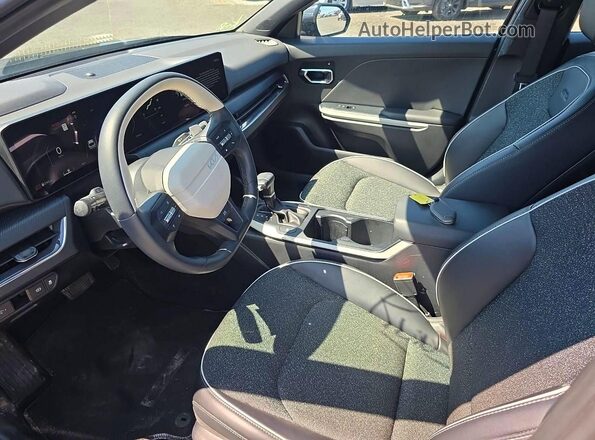 3KPFW4DE7SE158464 2025 KIA K4 Black წინა სალონის ხედი