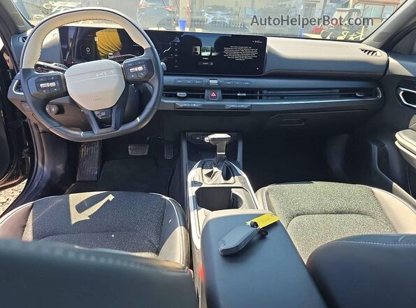 3KPFW4DE7SE158464 2025 KIA K4 Black ხელსაწყოთა პანელის ხედი
