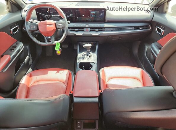 3KPFW4DE8SE093589 2025 KIA K4 Black Առջևի վահանակի տեսք
