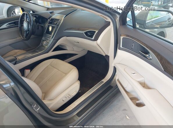 3LN6L5C99HR609975 2017 LINCOLN MKZ Gray Widok wnętrza z przodu